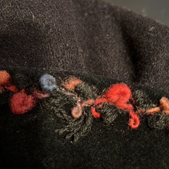 Hoodlums black wool beret with floral yarn edging - Picture 6 of 7